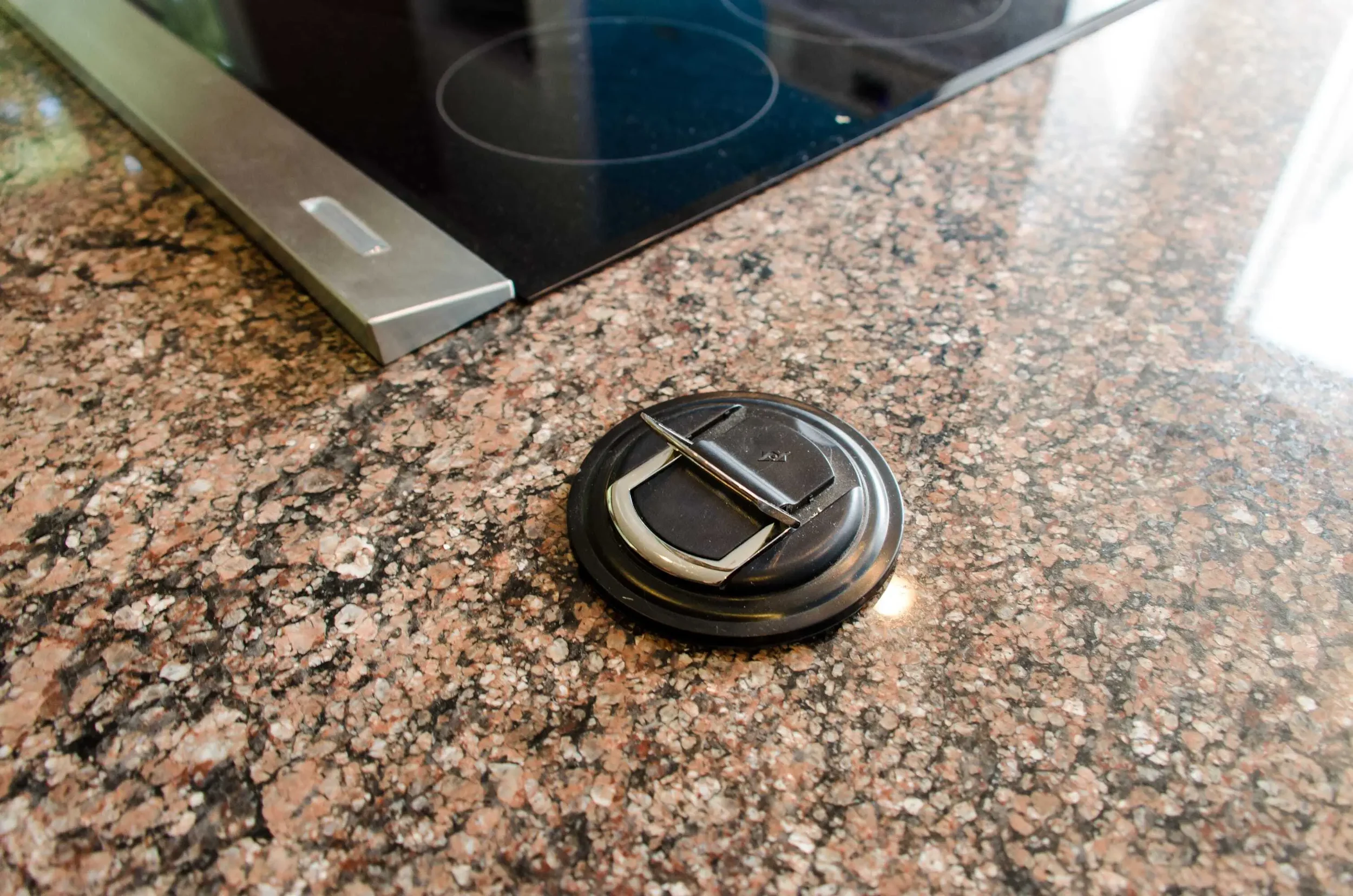 Pop-up outlet strip for kitchen island (down)